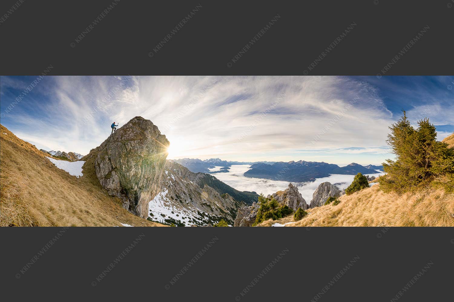 Nur die Gipfel schauen aus dem Nebelmeer heraus. Unterwegs im Soierngebirge. - Einer der Wenigen 3:1  -- Nebelmeer im Werdenfelser Land - mehr Infos bei www.Kriner-Weiermann.de