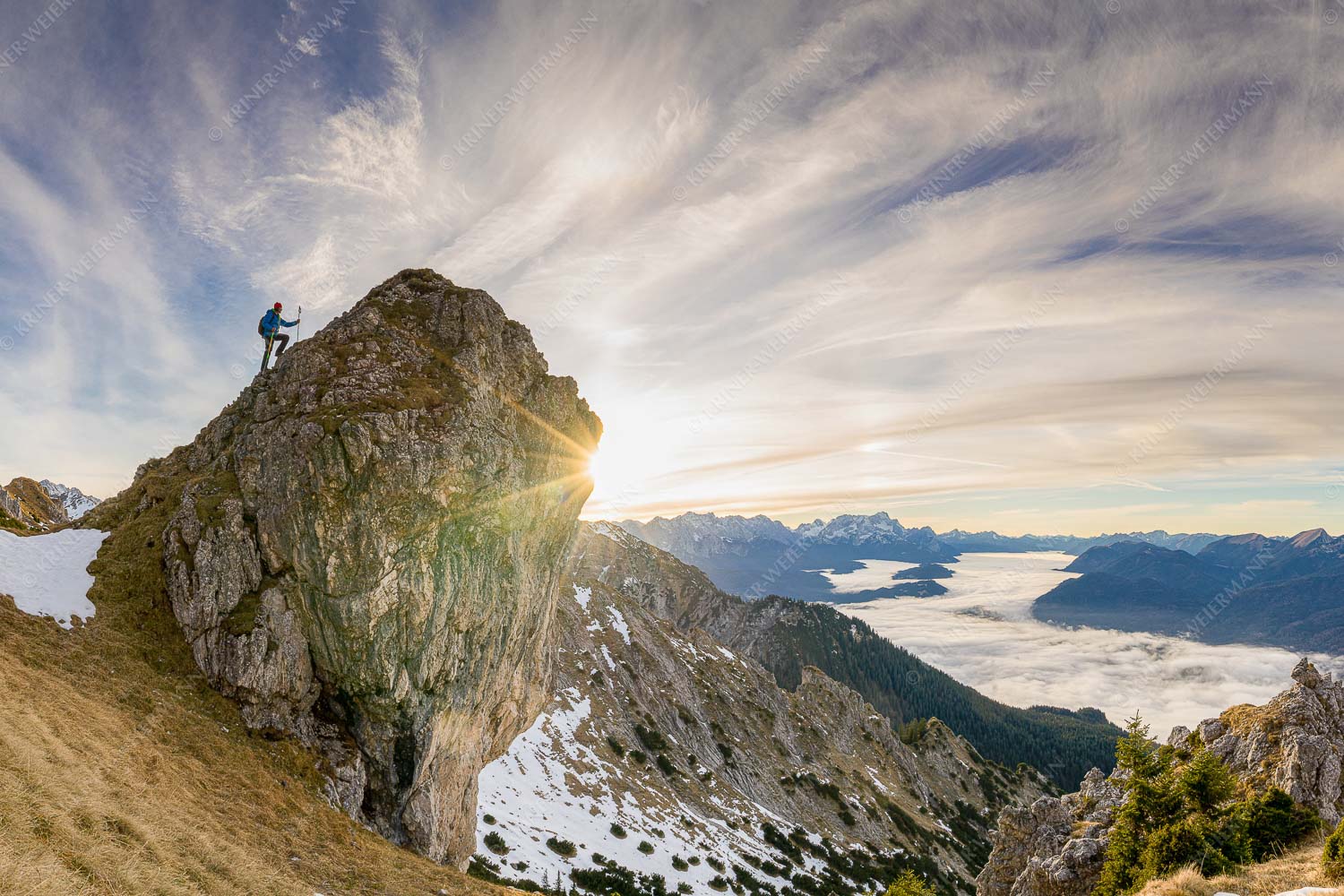 Nur die Gipfel schauen aus dem Nebelmeer heraus. Unterwegs im Soierngebirge. - Einer der Wenigen 3:2  -- Nebelmeer im Werdenfelser Land - mehr Infos bei www.Kriner-Weiermann.de