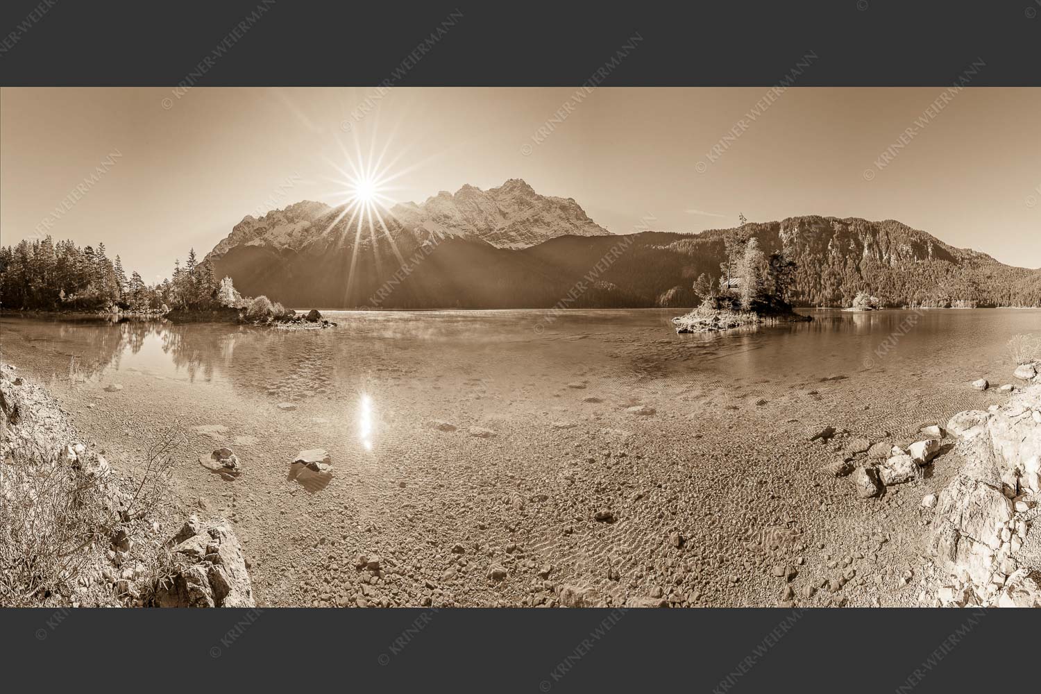 Blick über Eibsee zur Zugspitze - Einsame Bucht 2:1 sepia -- Sonnenaufgang am Eibsee mit Zugspitze - mehr Infos bei www.Kriner-Weiermann.de
