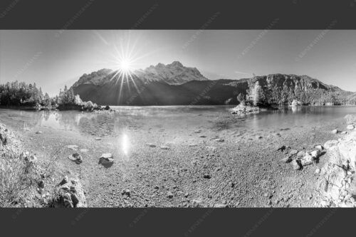 Blick über Eibsee zur Zugspitze - Einsame Bucht 2:1 sw -- Sonnenaufgang am Eibsee mit Zugspitze - mehr Infos bei www.Kriner-Weiermann.de