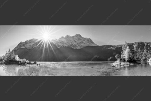 Blick über Eibsee zur Zugspitze - Einsame Bucht 3:1 sw -- Sonnenaufgang am Eibsee mit Zugspitze - mehr Infos bei www.Kriner-Weiermann.de