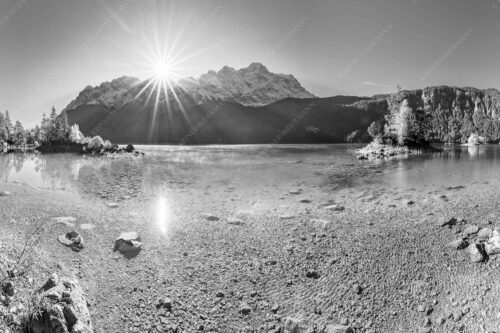 Blick über Eibsee zur Zugspitze - Einsame Bucht 3:2 sw -- Sonnenaufgang am Eibsee mit Zugspitze - mehr Infos bei www.Kriner-Weiermann.de