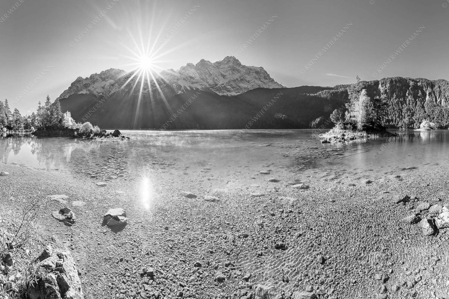 Blick über Eibsee zur Zugspitze - Einsame Bucht 3:2 sw -- Sonnenaufgang am Eibsee mit Zugspitze - mehr Infos bei www.Kriner-Weiermann.de