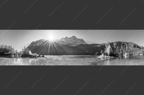 Blick über Eibsee zur Zugspitze - Einsame Bucht 4:1 sw -- Sonnenaufgang am Eibsee mit Zugspitze - mehr Infos bei www.Kriner-Weiermann.de