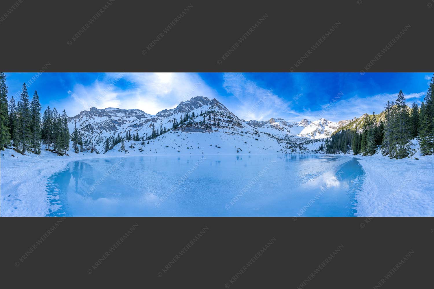 Blick über zugefrorenden Soiernsee zur Soiernspitze und Schöttlkar - Eisige Ruhe 3:1  -- Zugefrorener Soiernsee im Karwendel - mehr Infos bei www.Kriner-Weiermann.de