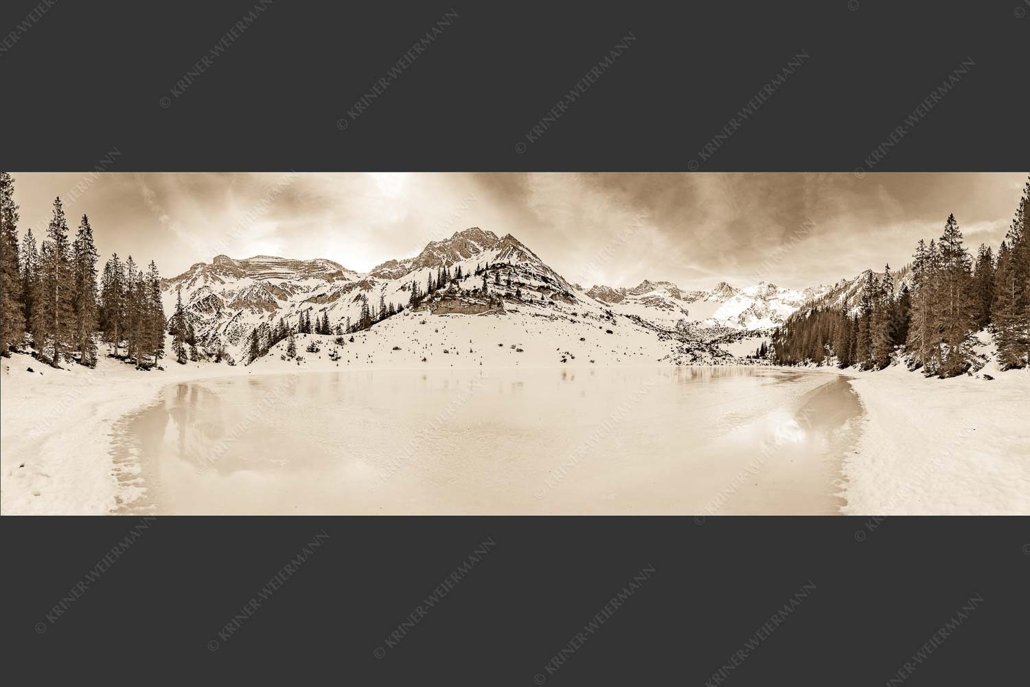 Blick über zugefrorenden Soiernsee zur Soiernspitze und Schöttlkar - Eisige Ruhe 3:1 sepia -- Zugefrorener Soiernsee im Karwendel - mehr Infos bei www.Kriner-Weiermann.de