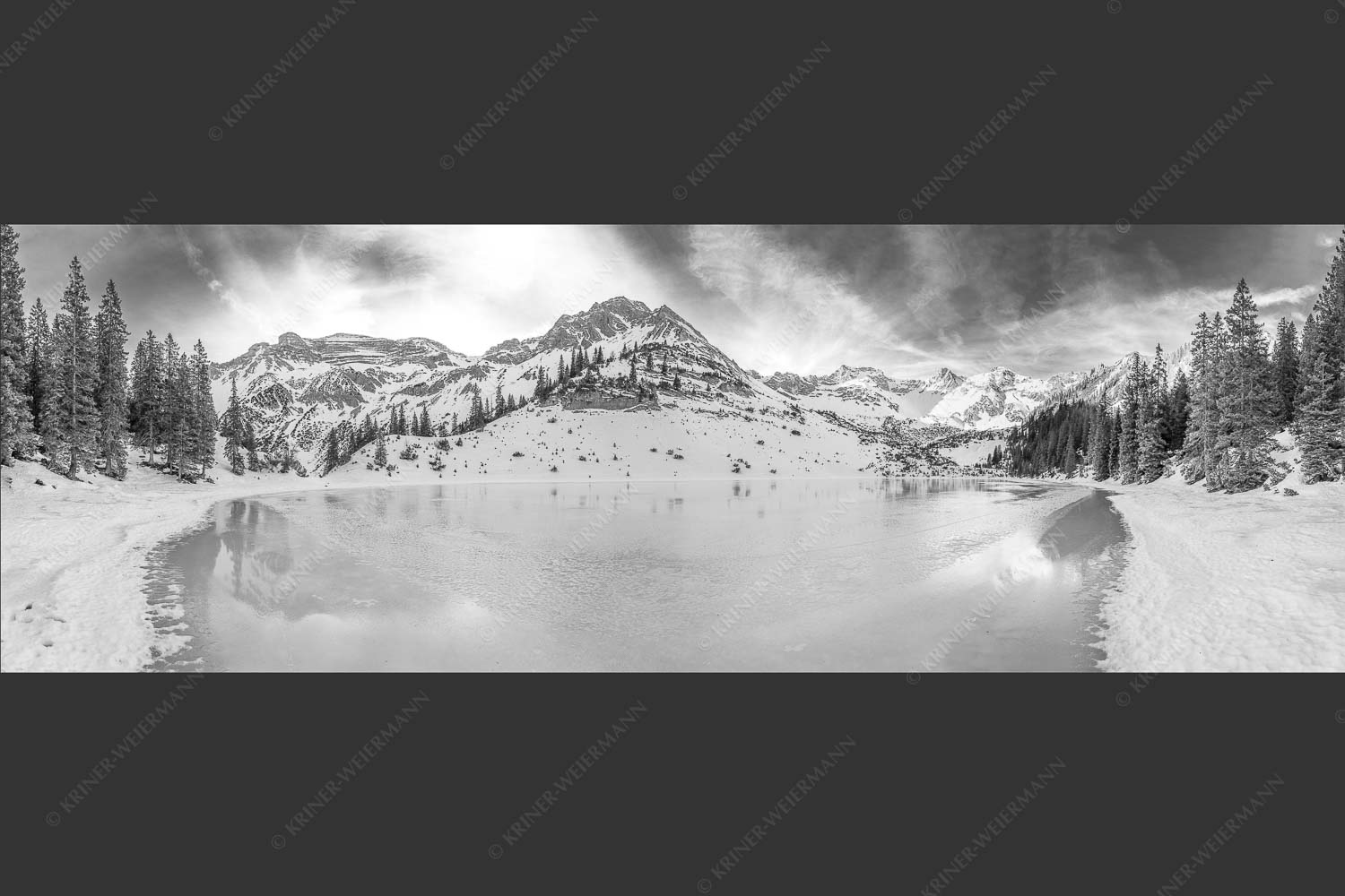Blick über zugefrorenden Soiernsee zur Soiernspitze und Schöttlkar - Eisige Ruhe 3:1 sw -- Zugefrorener Soiernsee im Karwendel - mehr Infos bei www.Kriner-Weiermann.de