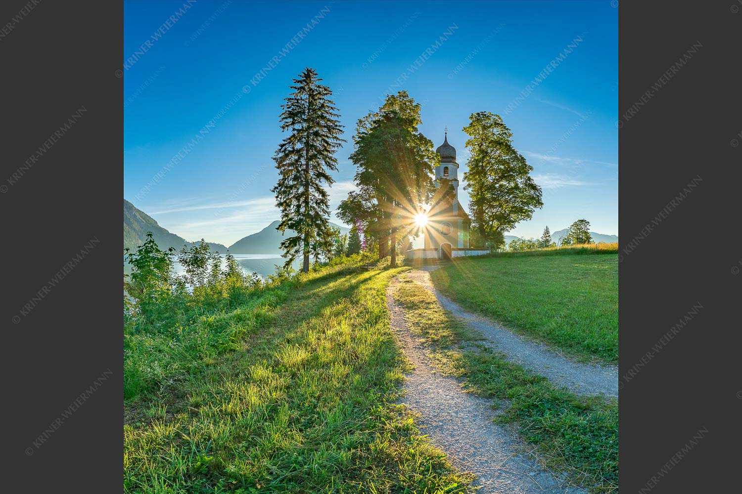 Sonnenaufgang an der Kirche St. Margareth auf Zwergern am Walchensee - Erleuchtet 1:1 -- Kirche Sankt Margareth am Walchensee - mehr Infos bei www.Kriner-Weiermann.de