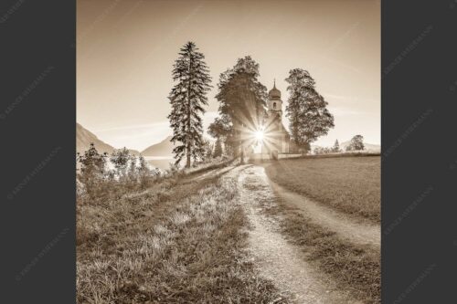 Sonnenaufgang an der Kirche St. Margareth auf Zwergern am Walchensee - Erleuchtet 1:1 sepia -- Kirche Sankt Margareth am Walchensee - mehr Infos bei www.Kriner-Weiermann.de