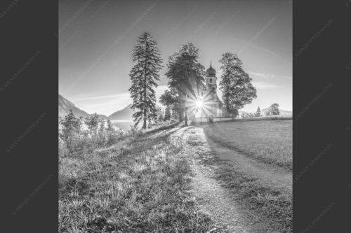 Sonnenaufgang an der Kirche St. Margareth auf Zwergern am Walchensee - Erleuchtet 1:1 sw -- Kirche Sankt Margareth am Walchensee - mehr Infos bei www.Kriner-Weiermann.de