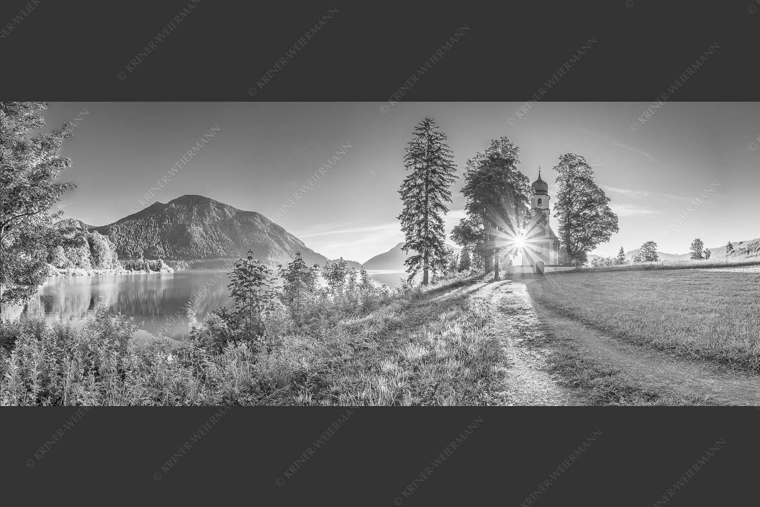 Sonnenaufgang an der Kirche St. Margareth auf Zwergern am Walchensee - Erleuchtet 2,5:1 sw -- Kirche Sankt Margareth am Walchensee - mehr Infos bei www.Kriner-Weiermann.de