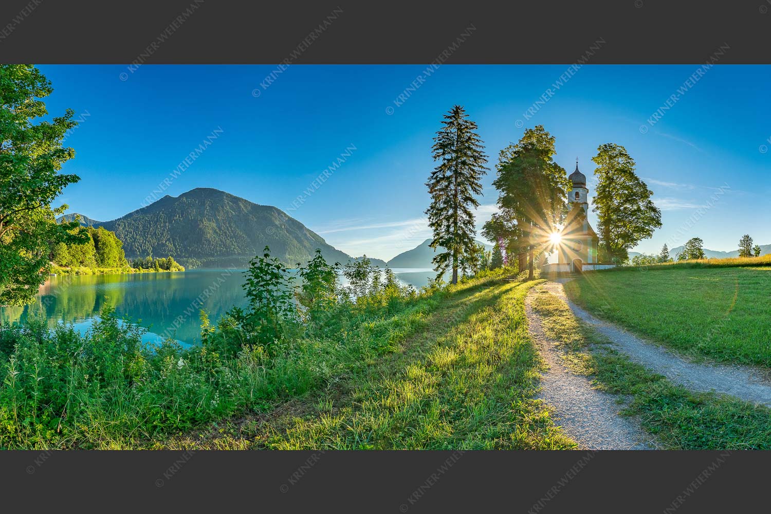 Sonnenaufgang an der Kirche St. Margareth auf Zwergern am Walchensee - Erleuchtet 2:1  -- Kirche Sankt Margareth am Walchensee - mehr Infos bei www.Kriner-Weiermann.de