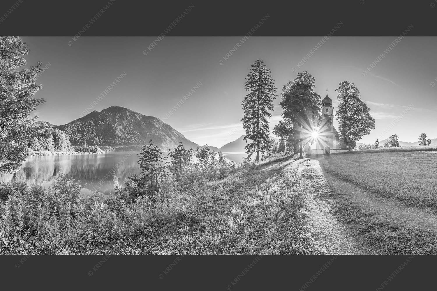 Sonnenaufgang an der Kirche St. Margareth auf Zwergern am Walchensee - Erleuchtet 2:1 sw -- Kirche Sankt Margareth am Walchensee - mehr Infos bei www.Kriner-Weiermann.de