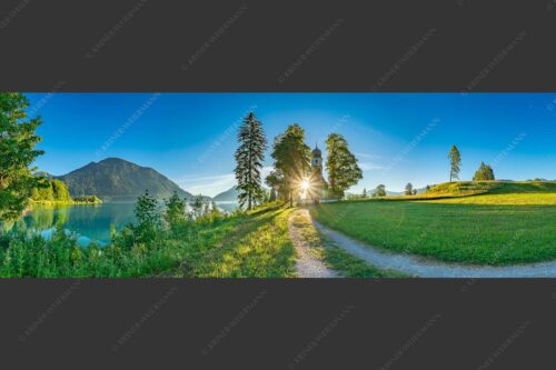 Sonnenaufgang an der Kirche St. Margareth auf Zwergern am Walchensee - Erleuchtet 3:1  -- Kirche Sankt Margareth am Walchensee - mehr Infos bei www.Kriner-Weiermann.de