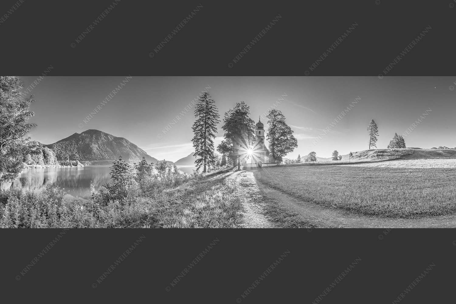Sonnenaufgang an der Kirche St. Margareth auf Zwergern am Walchensee - Erleuchtet 3:1 sw -- Kirche Sankt Margareth am Walchensee - mehr Infos bei www.Kriner-Weiermann.de