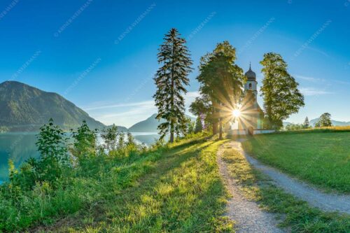Sonnenaufgang an der Kirche St. Margareth auf Zwergern am Walchensee - Erleuchtet 3:2  -- Kirche Sankt Margareth am Walchensee - mehr Infos bei www.Kriner-Weiermann.de