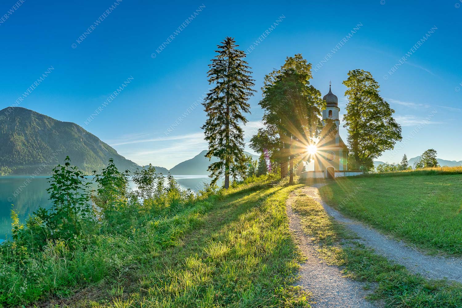 Sonnenaufgang an der Kirche St. Margareth auf Zwergern am Walchensee - Erleuchtet 3:2  -- Kirche Sankt Margareth am Walchensee - mehr Infos bei www.Kriner-Weiermann.de