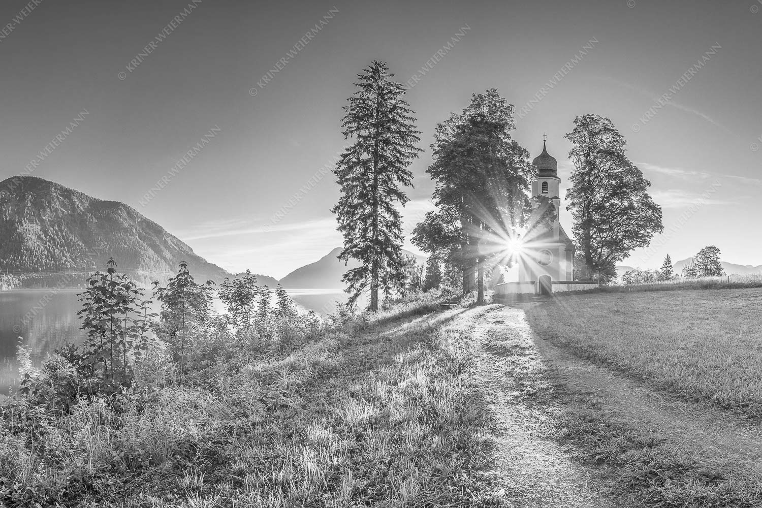 Sonnenaufgang an der Kirche St. Margareth auf Zwergern am Walchensee - Erleuchtet 3:2 sw -- Kirche Sankt Margareth am Walchensee - mehr Infos bei www.Kriner-Weiermann.de