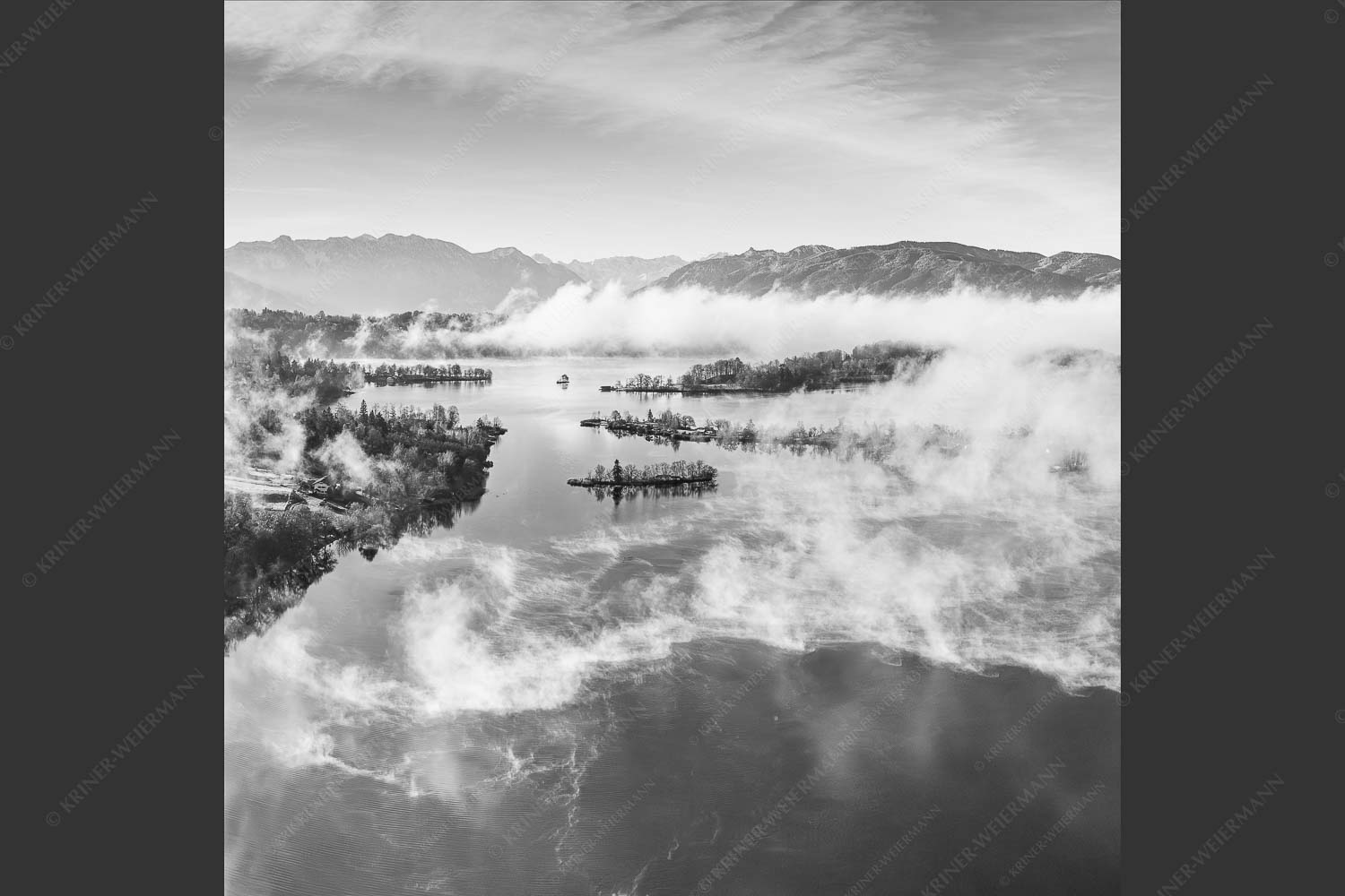 Blick über die Nebel am Staffelsee - Es lichtet sich 1:1 sw -- Staffelsee Nebel Murnau Seehausen - mehr Infos bei www.Kriner-Weiermann.de