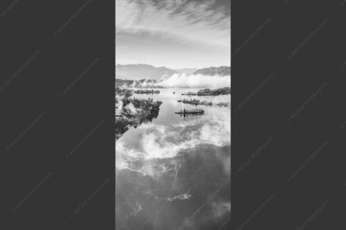 Blick über die Nebel am Staffelsee - Es lichtet sich 1:2 sw -- Staffelsee Nebel Murnau Seehausen - mehr Infos bei www.Kriner-Weiermann.de