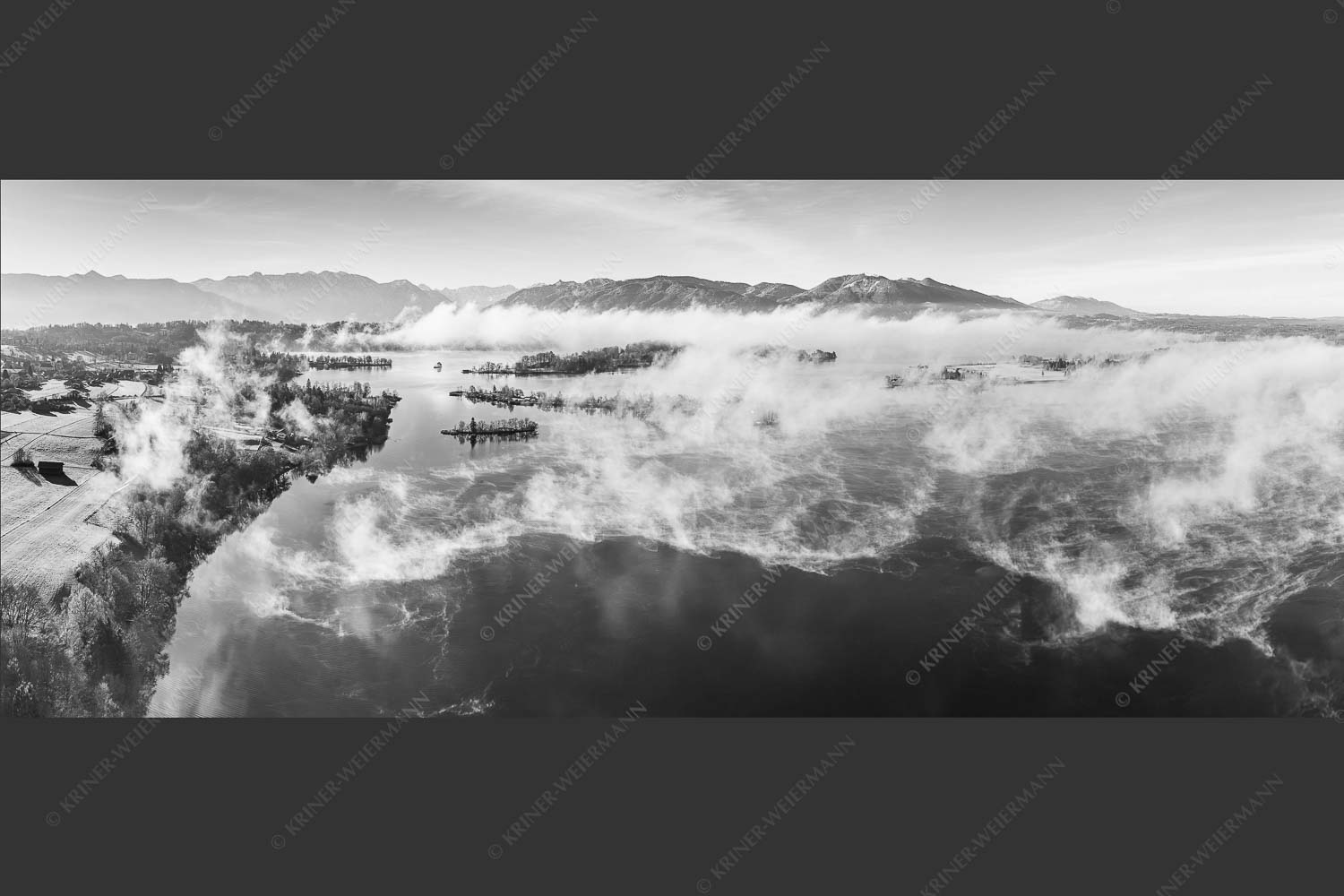 Blick über die Nebel am Staffelsee - Es lichtet sich 2,5:1 sw -- Staffelsee Nebel Murnau Seehausen - mehr Infos bei www.Kriner-Weiermann.de