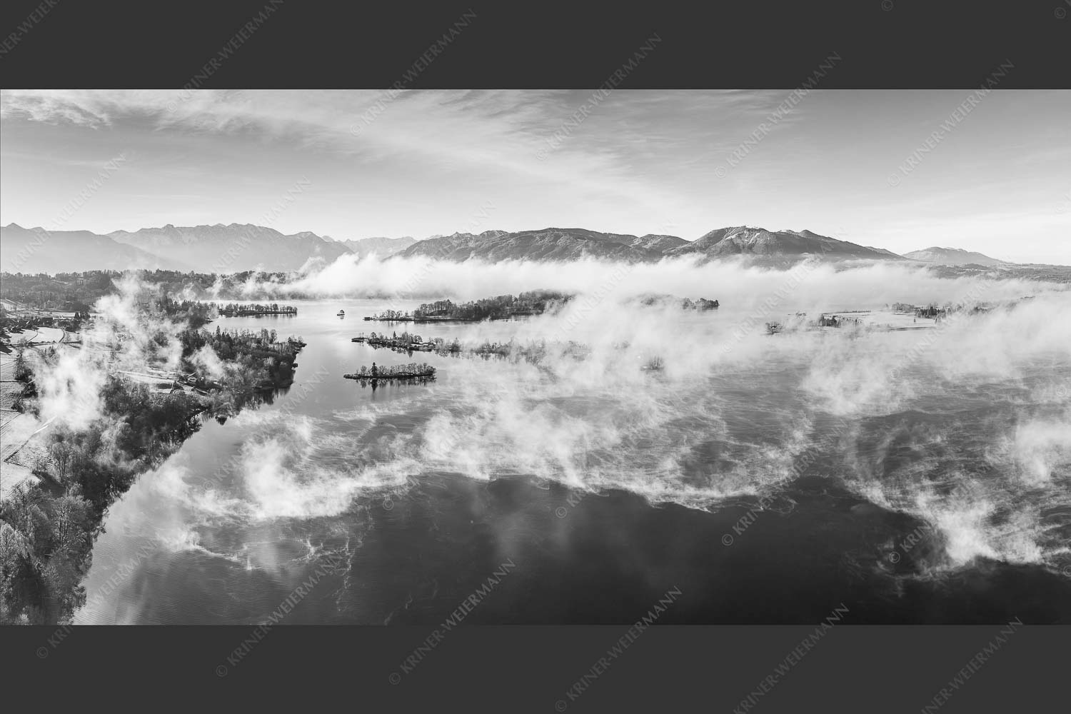 Blick über die Nebel am Staffelsee - Es lichtet sich 2:1 sw -- Staffelsee Nebel Murnau Seehausen - mehr Infos bei www.Kriner-Weiermann.de