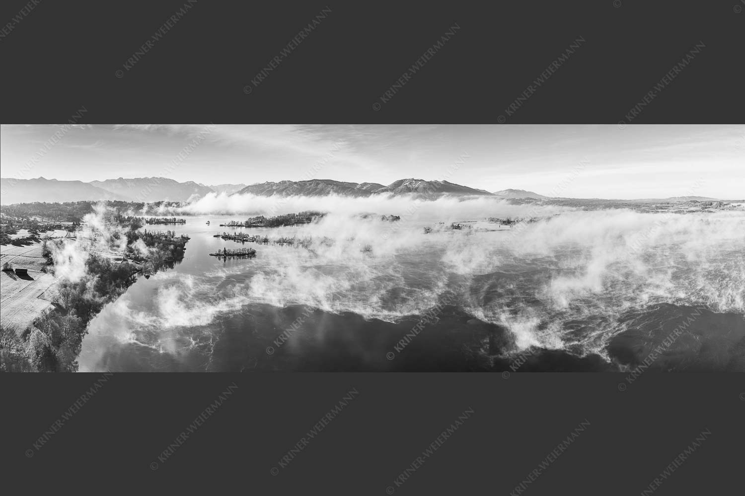 Blick über die Nebel am Staffelsee - Es lichtet sich 3:1 sw -- Staffelsee Nebel Murnau Seehausen - mehr Infos bei www.Kriner-Weiermann.de