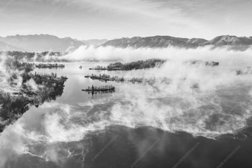 Blick über die Nebel am Staffelsee - Es lichtet sich 3:2 sw -- Staffelsee Nebel Murnau Seehausen - mehr Infos bei www.Kriner-Weiermann.de