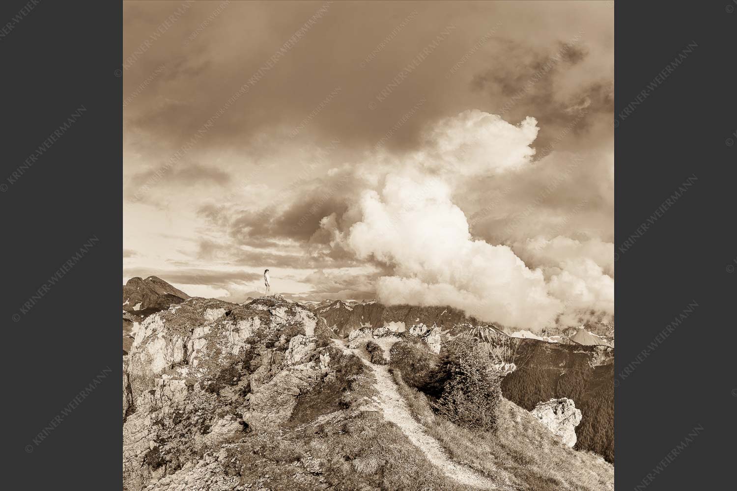 Wolkenreißen im Karwendelgebirge - Es reißt auf 1:1 sepia -- Bergsteigerin am Seinskopf im Karwendel - mehr Infos bei www.Kriner-Weiermann.de