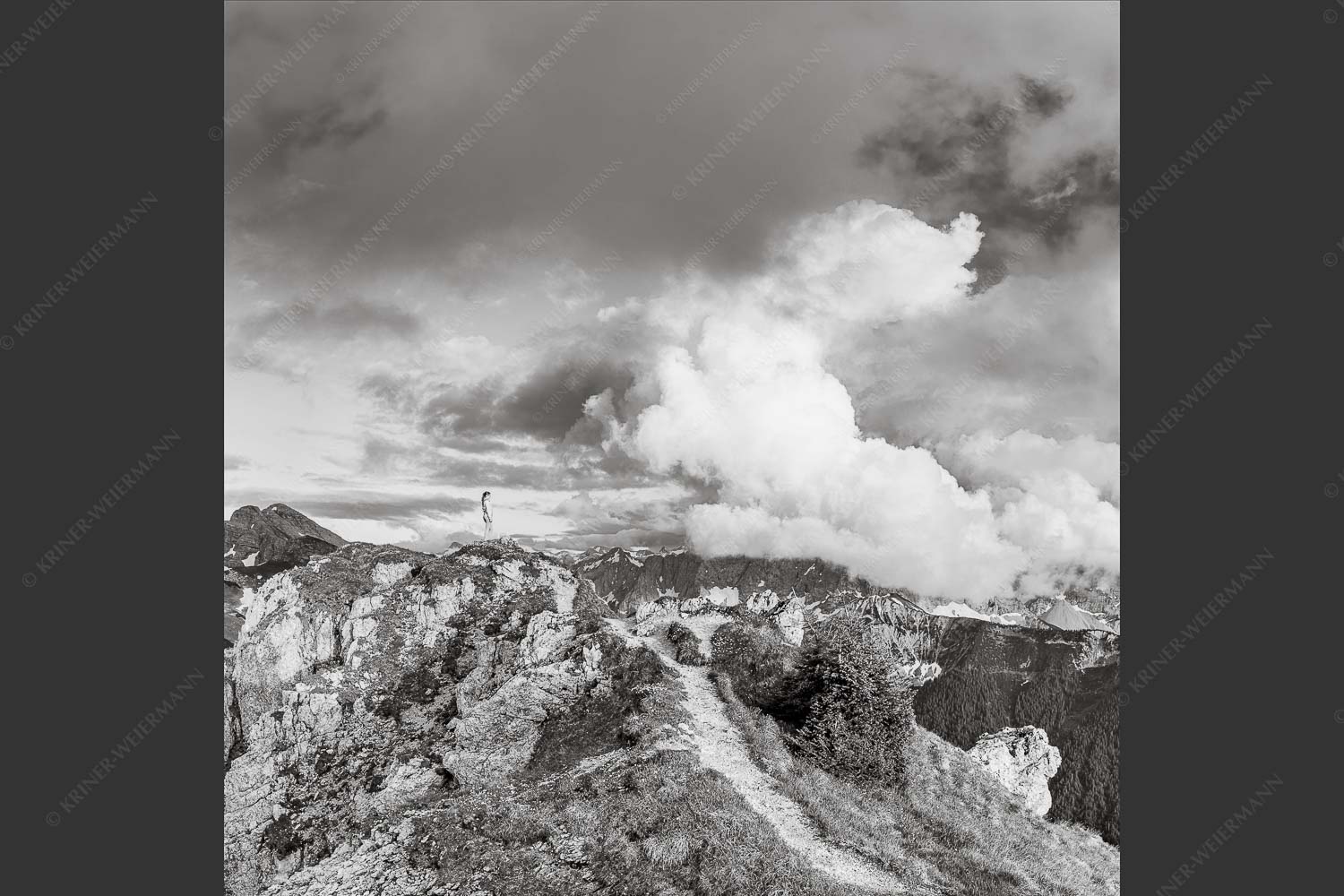 Wolkenreißen im Karwendelgebirge - Es reißt auf 1:1 sw -- Bergsteigerin am Seinskopf im Karwendel - mehr Infos bei www.Kriner-Weiermann.de