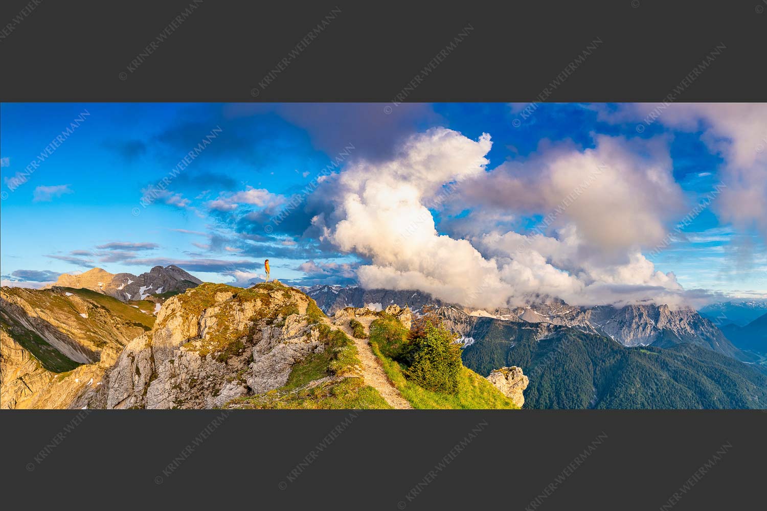 Wolkenreißen im Karwendelgebirge - Es reißt auf 2,5:1  -- Bergsteigerin am Seinskopf im Karwendel - mehr Infos bei www.Kriner-Weiermann.de