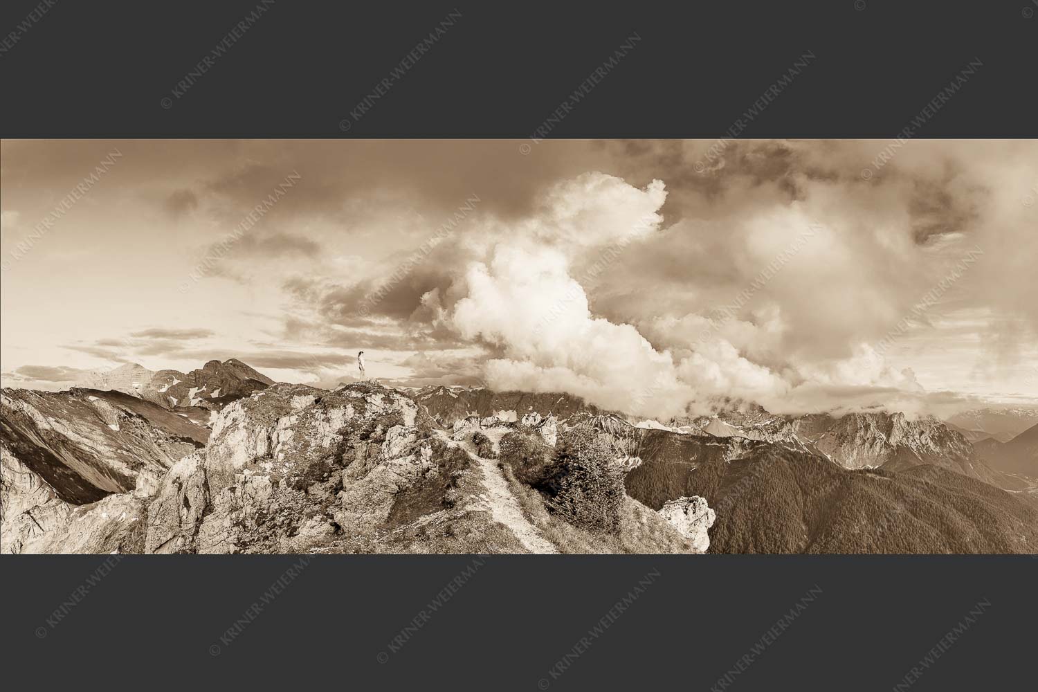 Wolkenreißen im Karwendelgebirge - Es reißt auf 2,5:1 sepia -- Bergsteigerin am Seinskopf im Karwendel - mehr Infos bei www.Kriner-Weiermann.de