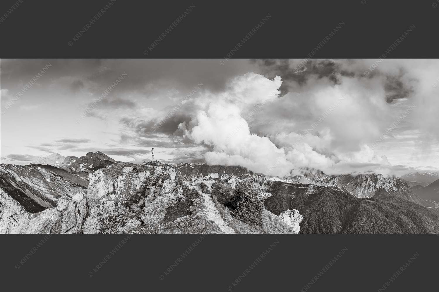 Wolkenreißen im Karwendelgebirge - Es reißt auf 2,5:1 sw -- Bergsteigerin am Seinskopf im Karwendel - mehr Infos bei www.Kriner-Weiermann.de