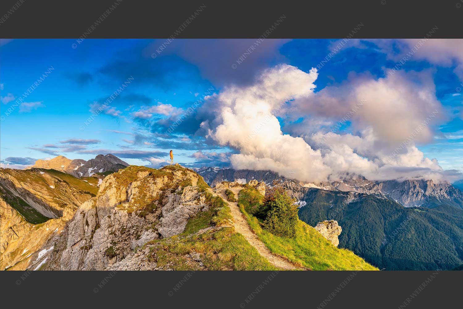 Wolkenreißen im Karwendelgebirge - Es reißt auf 2:1  -- Bergsteigerin am Seinskopf im Karwendel - mehr Infos bei www.Kriner-Weiermann.de