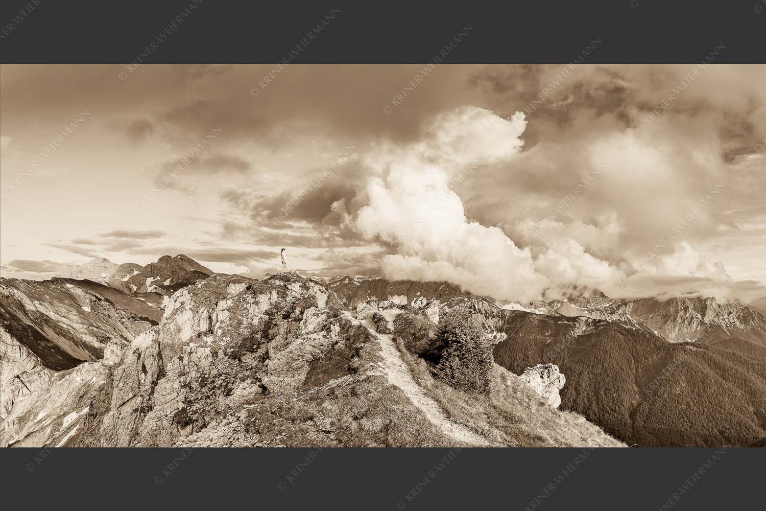 Wolkenreißen im Karwendelgebirge - Es reißt auf 2:1 sepia -- Bergsteigerin am Seinskopf im Karwendel - mehr Infos bei www.Kriner-Weiermann.de