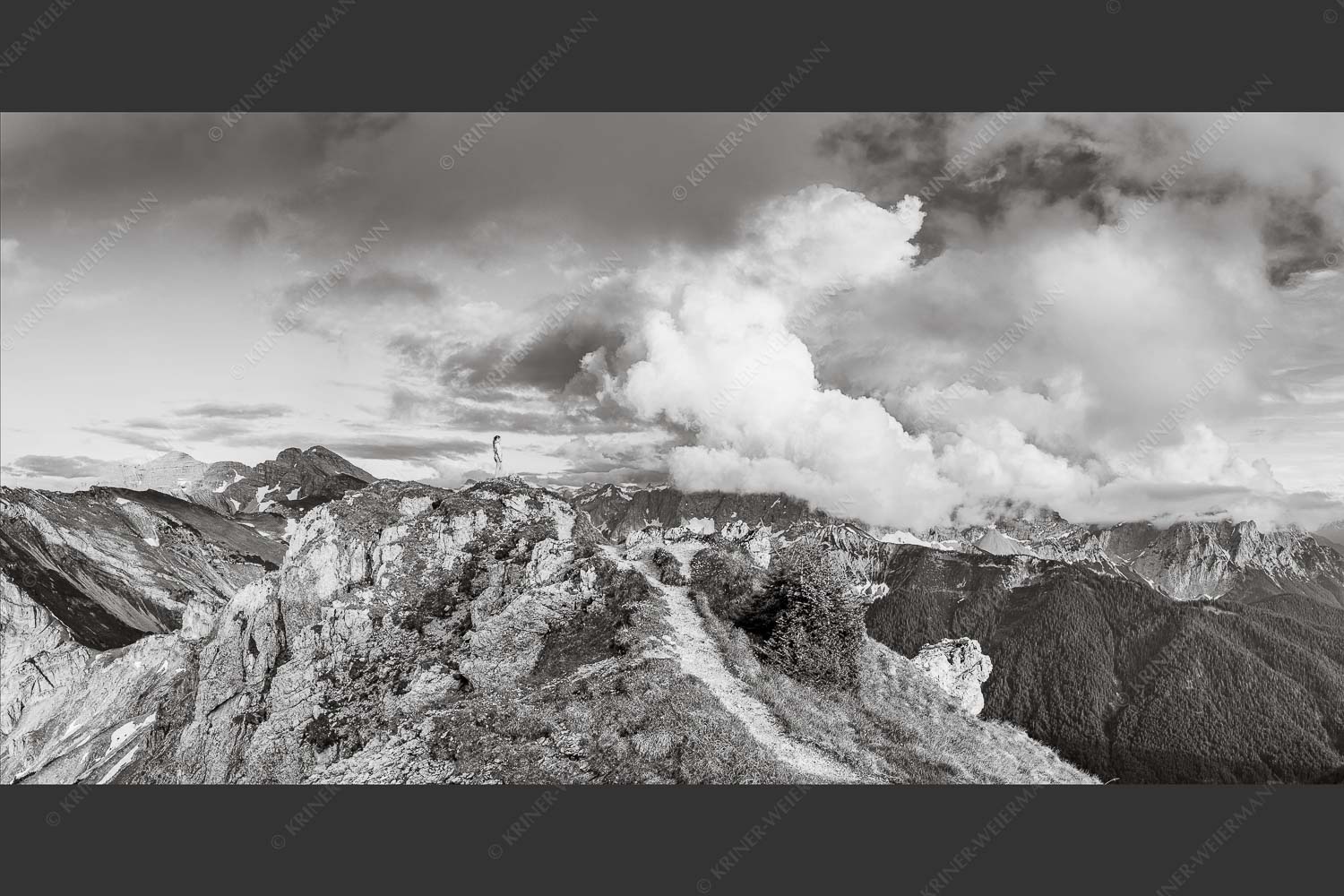 Wolkenreißen im Karwendelgebirge - Es reißt auf 2:1 sw -- Bergsteigerin am Seinskopf im Karwendel - mehr Infos bei www.Kriner-Weiermann.de