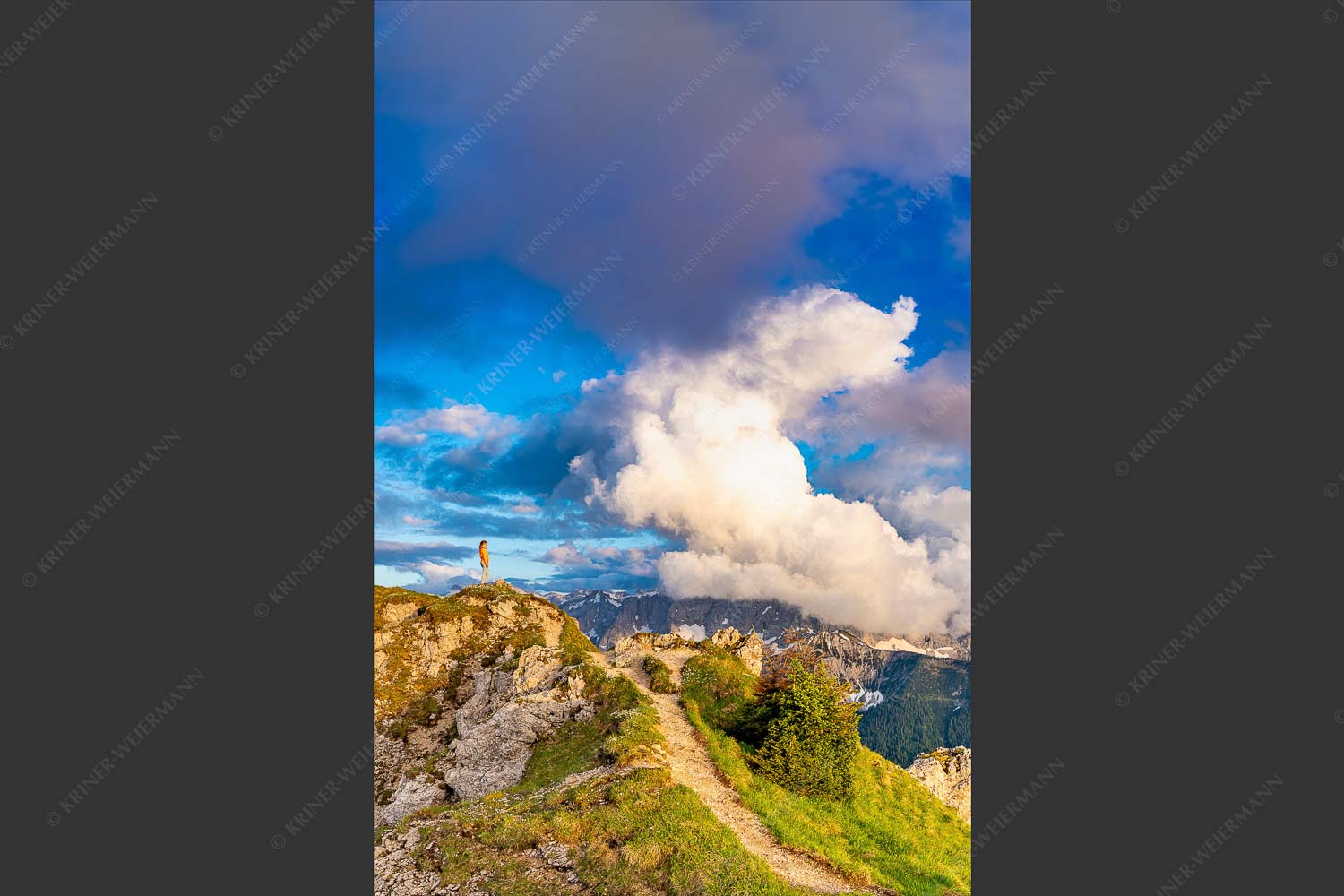 Wolkenreißen im Karwendelgebirge - Es reißt auf 2:3  -- Bergsteigerin am Seinskopf im Karwendel - mehr Infos bei www.Kriner-Weiermann.de