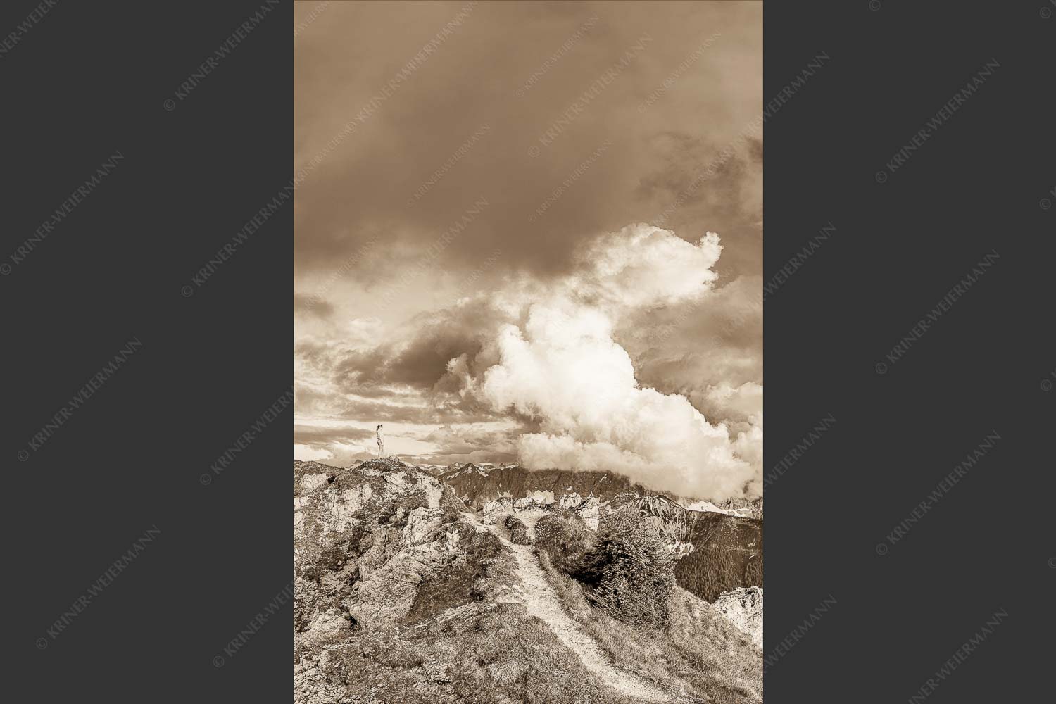 Wolkenreißen im Karwendelgebirge - Es reißt auf 2:3 sepia -- Bergsteigerin am Seinskopf im Karwendel - mehr Infos bei www.Kriner-Weiermann.de