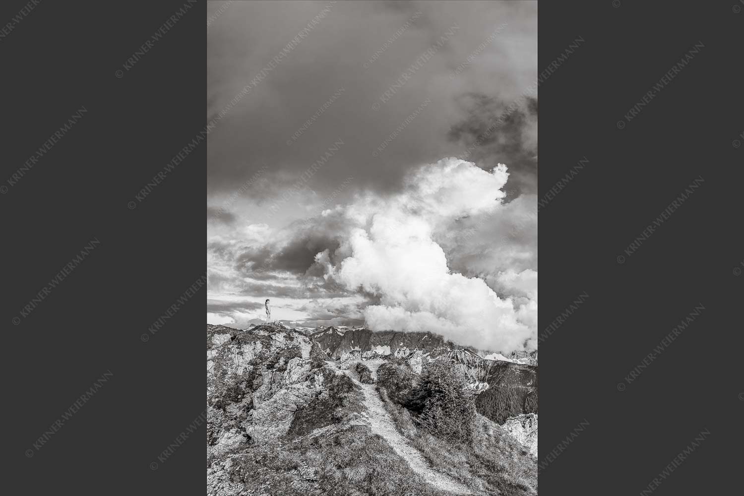 Wolkenreißen im Karwendelgebirge - Es reißt auf 2:3 sw -- Bergsteigerin am Seinskopf im Karwendel - mehr Infos bei www.Kriner-Weiermann.de