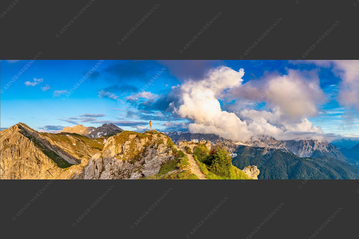 Wolkenreißen im Karwendelgebirge - Es reißt auf 3:1  -- Bergsteigerin am Seinskopf im Karwendel - mehr Infos bei www.Kriner-Weiermann.de
