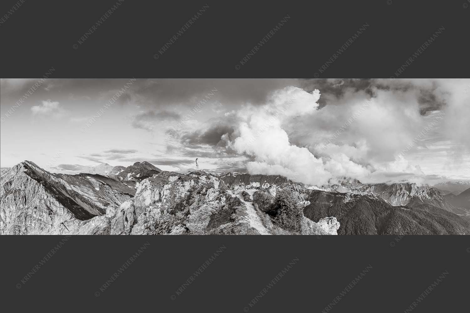 Wolkenreißen im Karwendelgebirge - Es reißt auf 3:1 sw -- Bergsteigerin am Seinskopf im Karwendel - mehr Infos bei www.Kriner-Weiermann.de