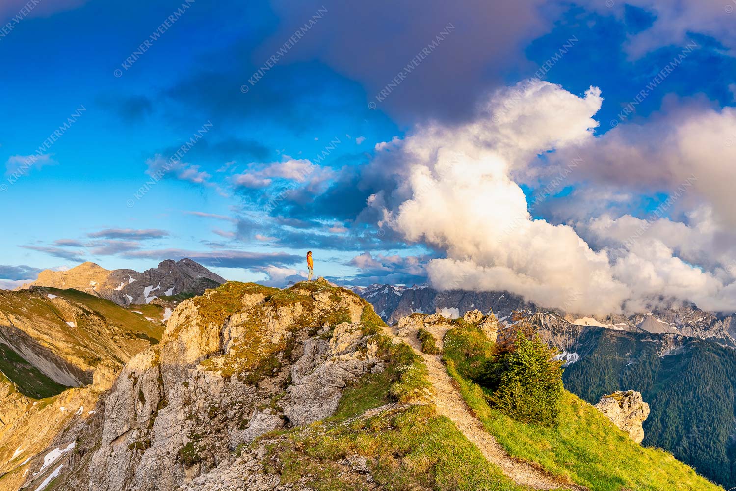 Wolkenreißen im Karwendelgebirge - Es reißt auf 3:2  -- Bergsteigerin am Seinskopf im Karwendel - mehr Infos bei www.Kriner-Weiermann.de