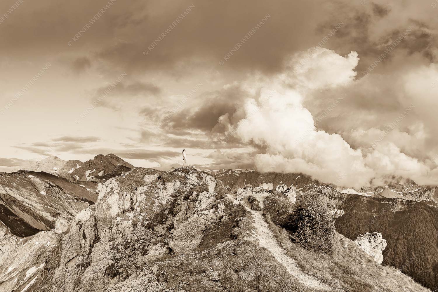 Wolkenreißen im Karwendelgebirge - Es reißt auf 3:2 sepia -- Bergsteigerin am Seinskopf im Karwendel - mehr Infos bei www.Kriner-Weiermann.de