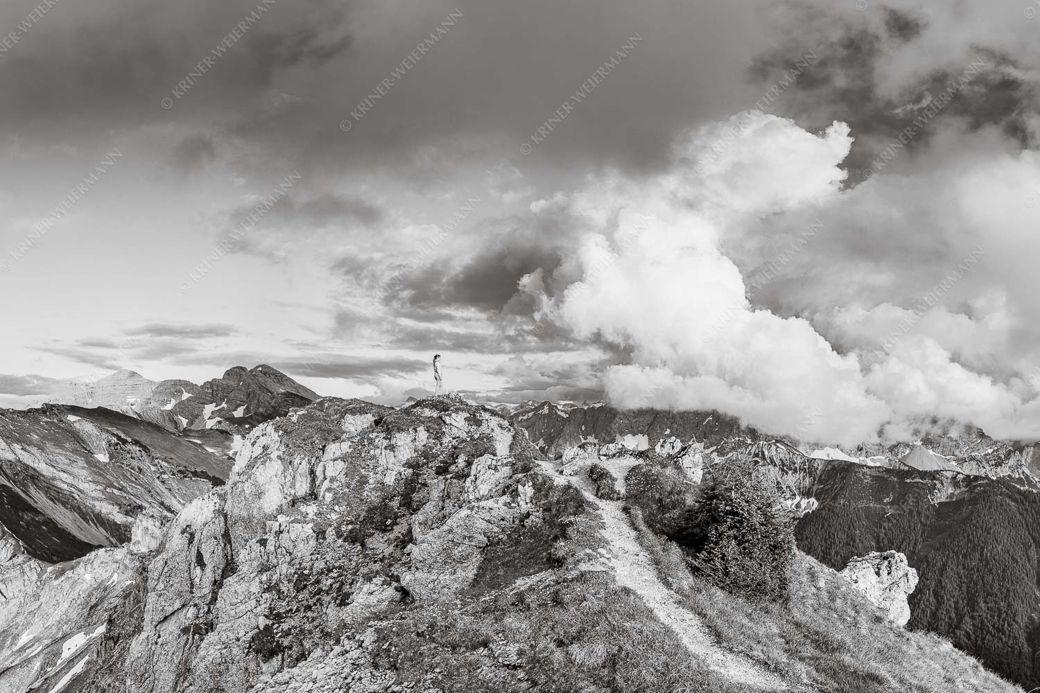 Wolkenreißen im Karwendelgebirge - Es reißt auf 3:2 sw -- Bergsteigerin am Seinskopf im Karwendel - mehr Infos bei www.Kriner-Weiermann.de