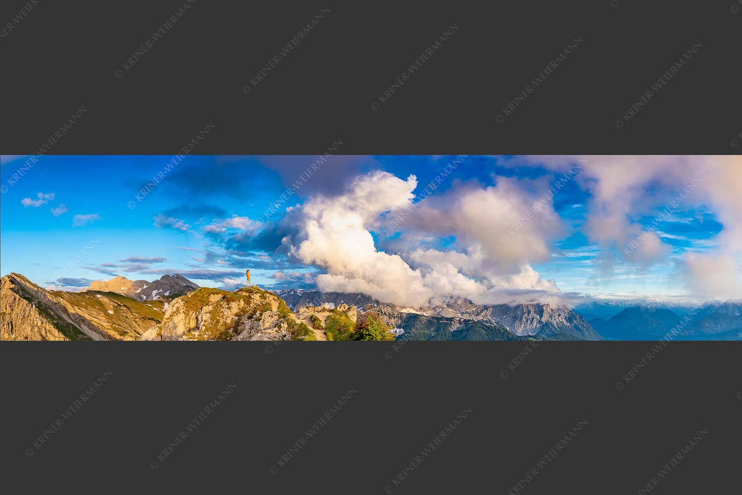 Wolkenreißen im Karwendelgebirge - Es reißt auf 4:1 -- Bergsteigerin am Seinskopf im Karwendel - mehr Infos bei www.Kriner-Weiermann.de