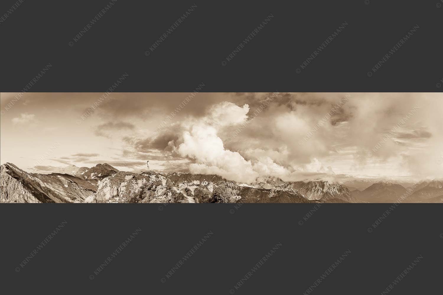 Wolkenreißen im Karwendelgebirge - Es reißt auf 4:1 sepia -- Bergsteigerin am Seinskopf im Karwendel - mehr Infos bei www.Kriner-Weiermann.de