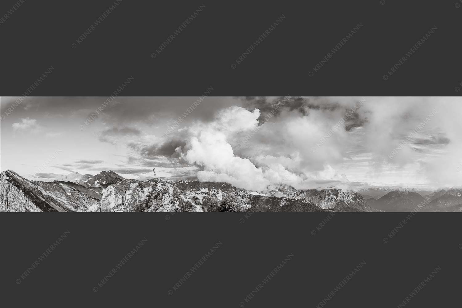 Wolkenreißen im Karwendelgebirge - Es reißt auf 4:1 sw -- Bergsteigerin am Seinskopf im Karwendel - mehr Infos bei www.Kriner-Weiermann.de