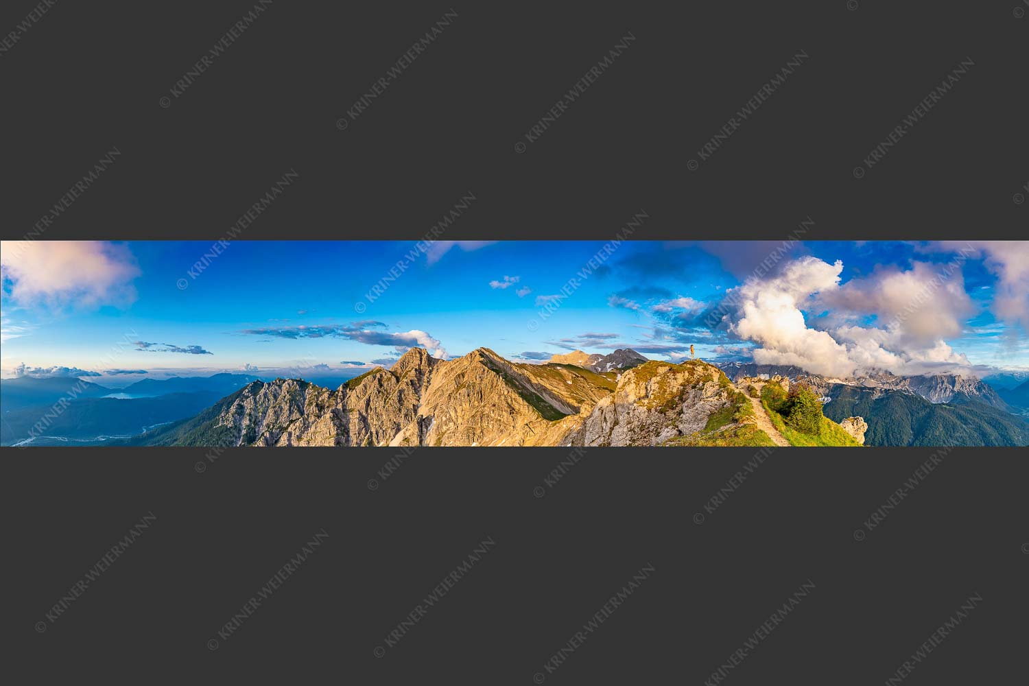 Wolkenreißen im Karwendelgebirge - Es reißt auf 5:1  -- Bergsteigerin am Seinskopf im Karwendel - mehr Infos bei www.Kriner-Weiermann.de