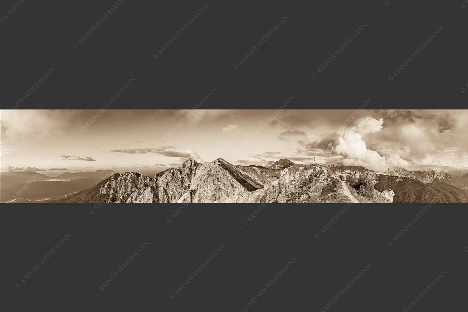 Wolkenreißen im Karwendelgebirge - Es reißt auf 5:1 sepia -- Bergsteigerin am Seinskopf im Karwendel - mehr Infos bei www.Kriner-Weiermann.de