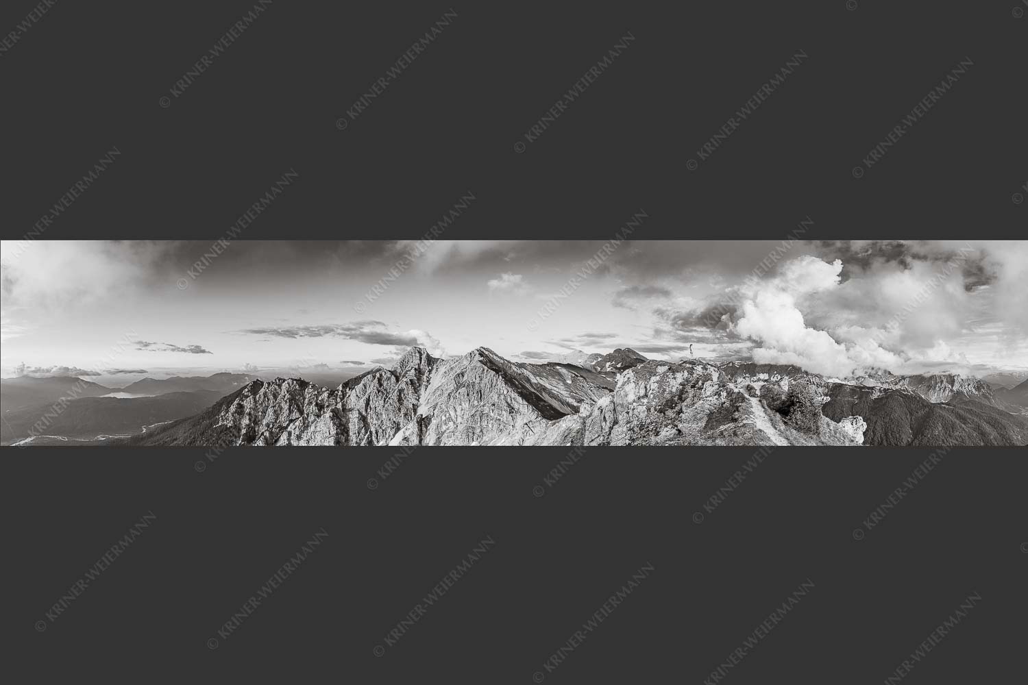 Wolkenreißen im Karwendelgebirge - Es reißt auf 5:1 sw -- Bergsteigerin am Seinskopf im Karwendel - mehr Infos bei www.Kriner-Weiermann.de